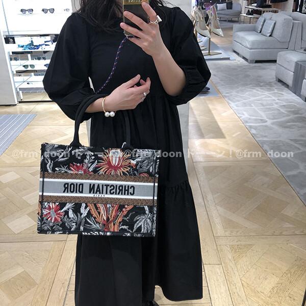 Dior偽物 2020SS新作 “ BOOK TOTE” S フラワー (ブラック) M1296ZWFC_M911